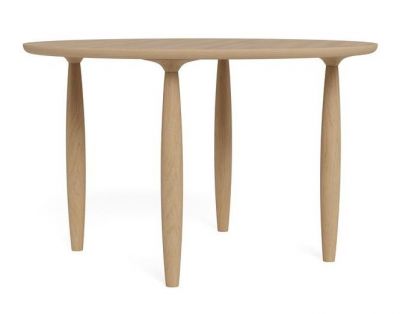 Oku Esstisch rund von Norr11 aus Eiche, skandinavisches Design mit drei Beinen.